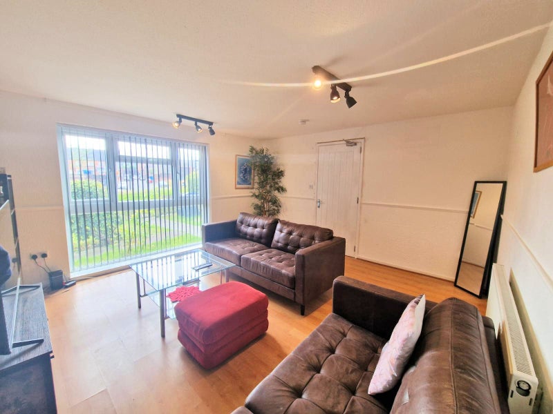 Photo 3: Lovely large kitchen-diner, shared with only 3 other great housemates!