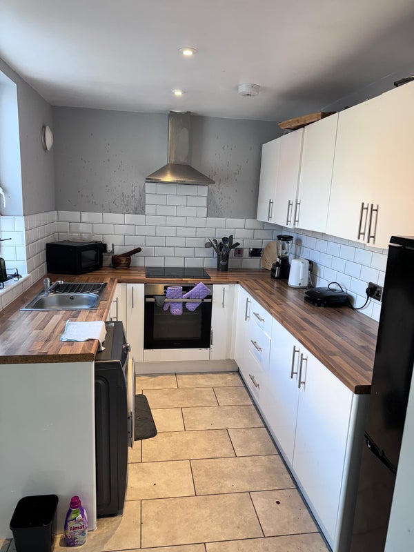 Photo 5: Kitchen