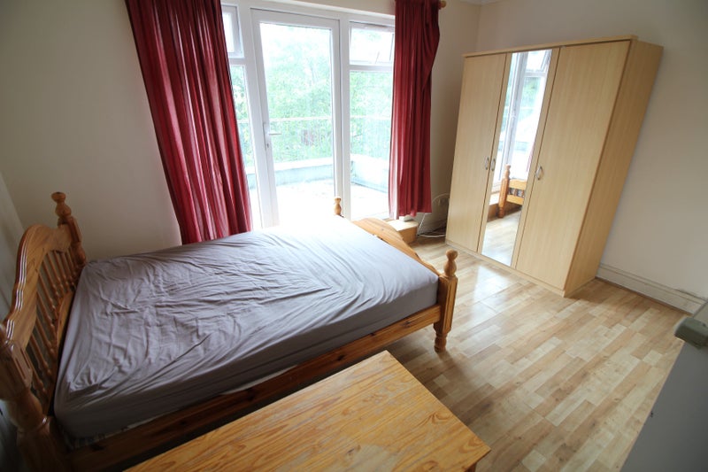 'Massive Studio With Roof Terrace Near Tube Ealing' Room to Rent from