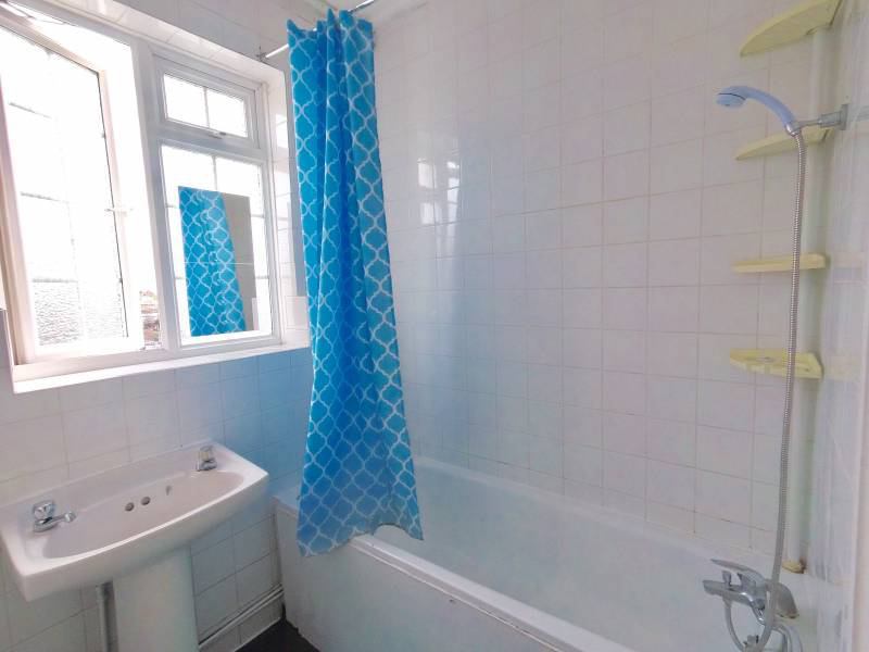 'Beautiful large double room in Ealing Broadway' Room to Rent from