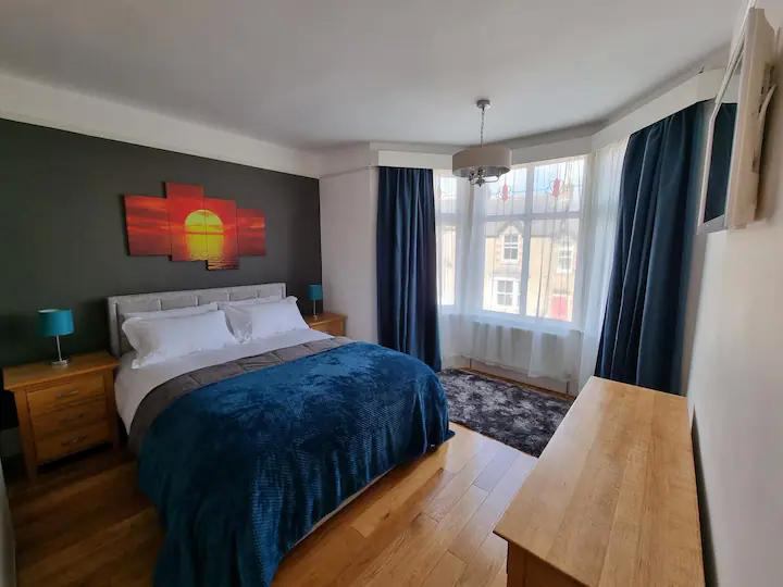 Photo 1: Front Bedroom