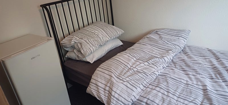 Photo 1: Single bed Convenient location