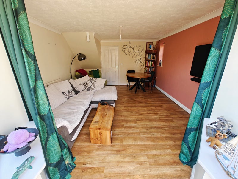 Photo 1: Living room 