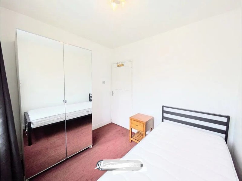 Photo 1: Single bedroom 