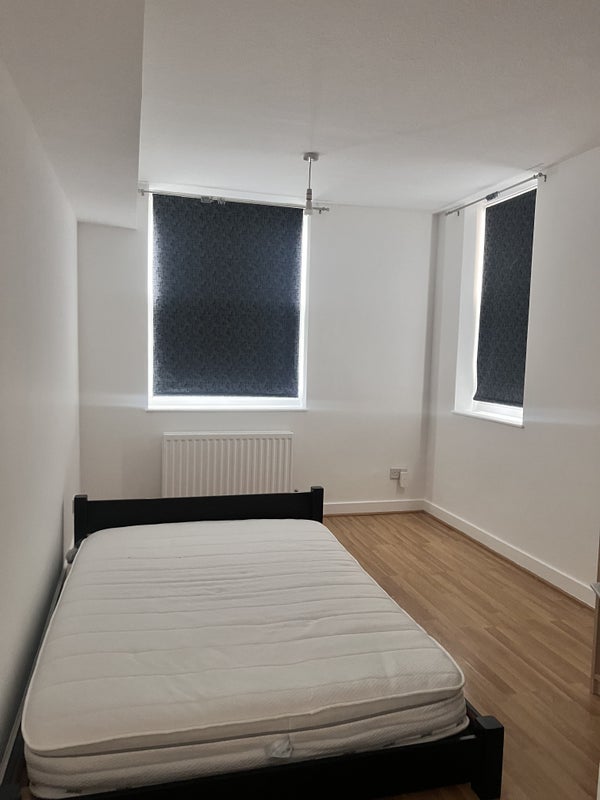 Photo 1: Double bedroom