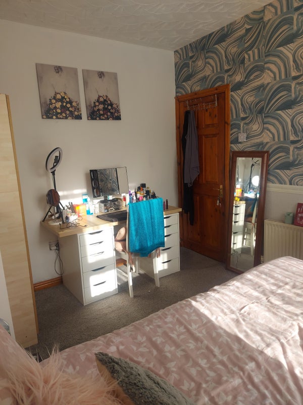 Photo 1: Double bedroom