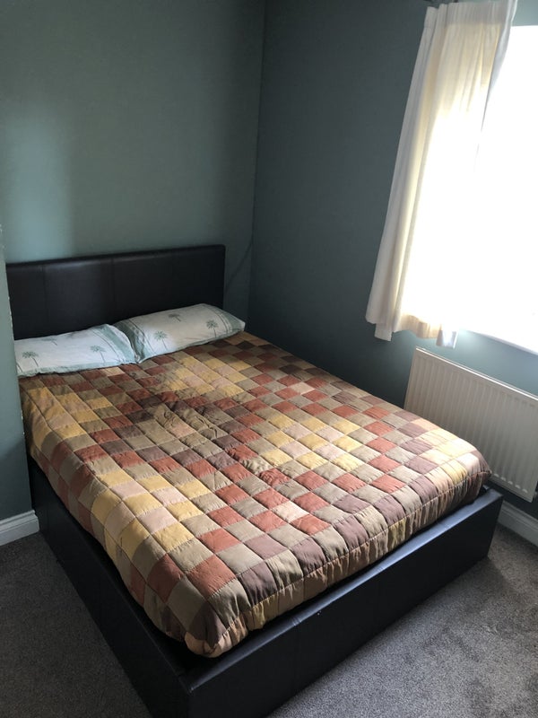 Photo 1: Upstairs double bedroom