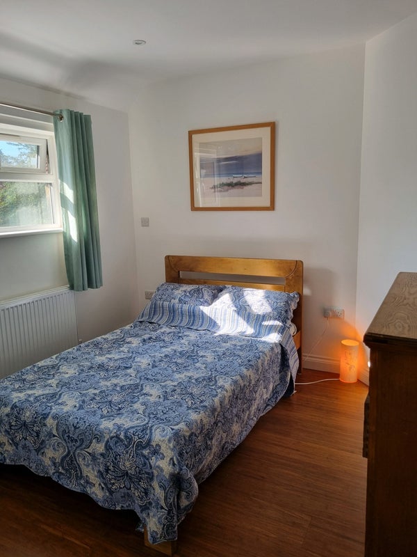 Photo 1: Double bedroom