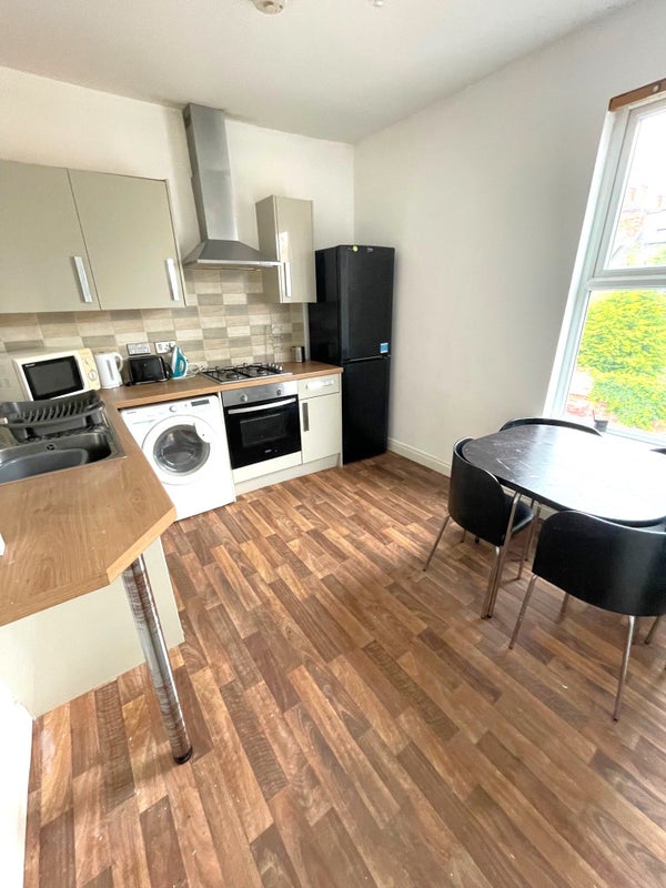 Photo 1: Kitchen Dining