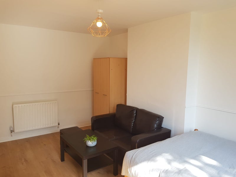 Photo 7: Room 1