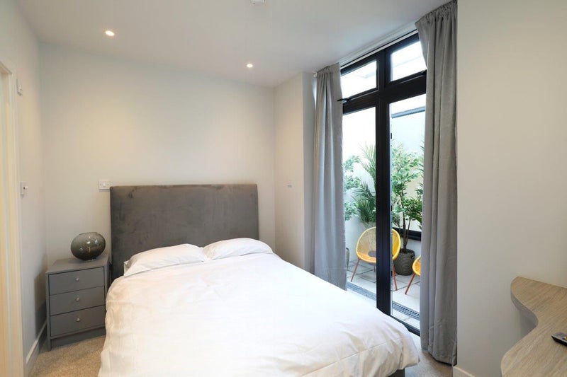 Photo 1: Available Ensuite Room