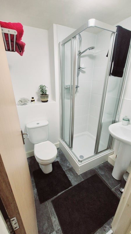 Photo 1: Guest ensuite 