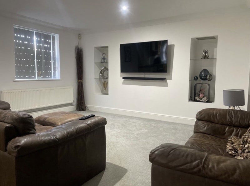 Photo 1: Lounge