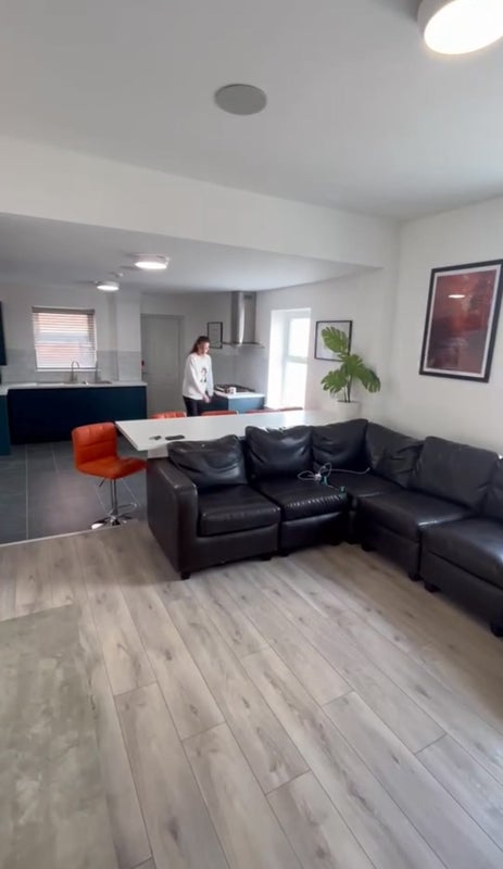 Photo 1: Big living area 