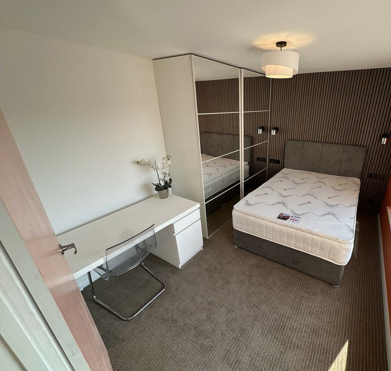 Photo 1: Room 2