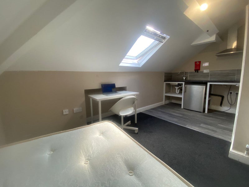 Apartment in Nottingham, Lenton, Hyson Green - View 5
