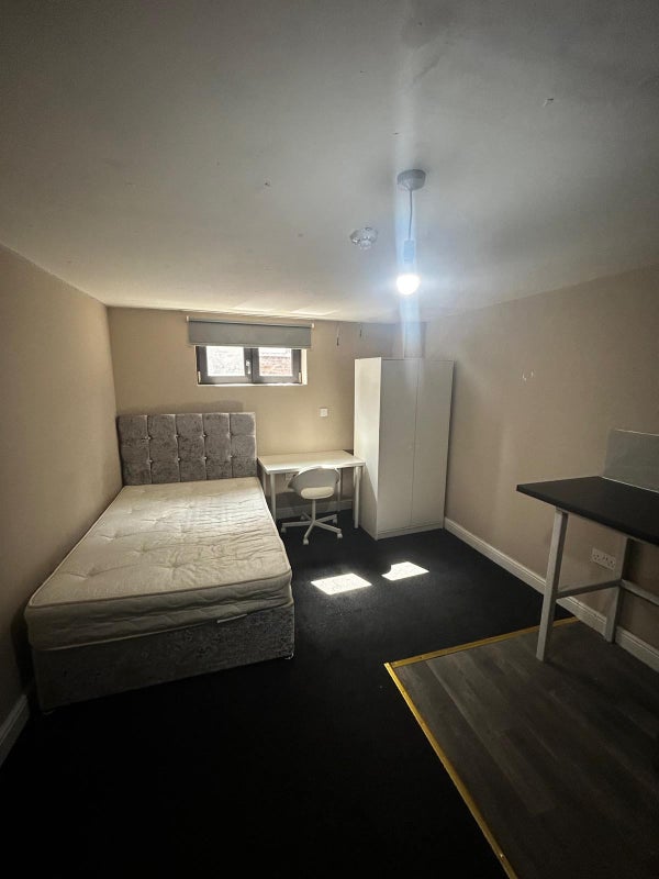 Apartment in Nottingham, Hyson Green - View 3