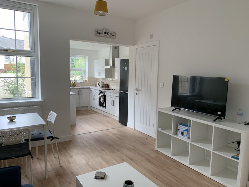 Photo 1: Living room 