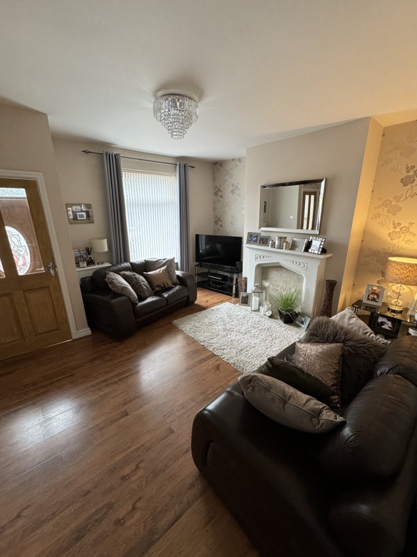 Photo 4: Living room 