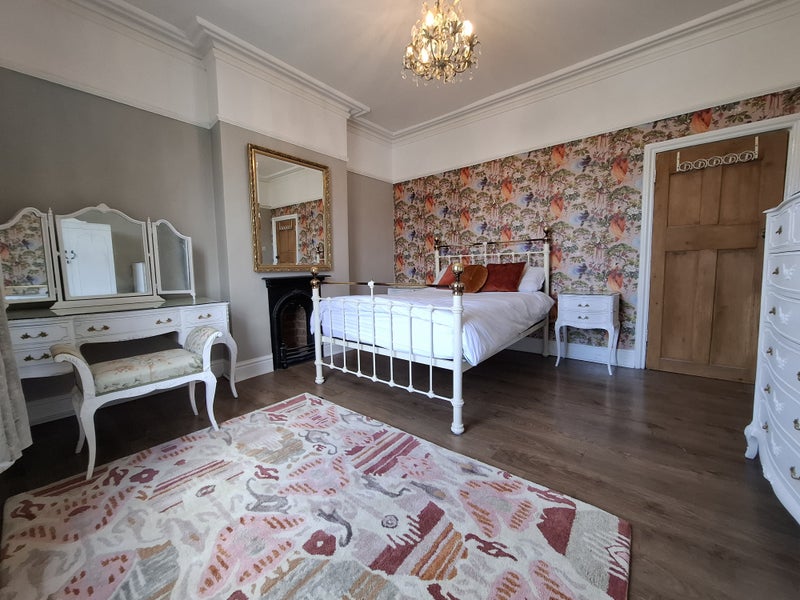 Photo 1: Bedroom
