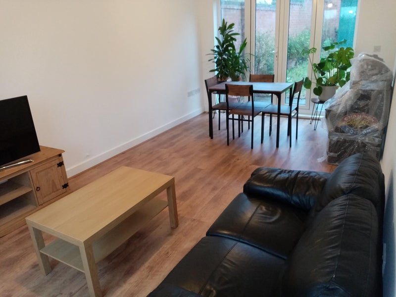 Photo 1: Lounge