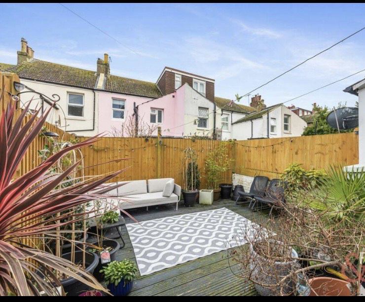 Photo 6: Lovely peaceful garden 