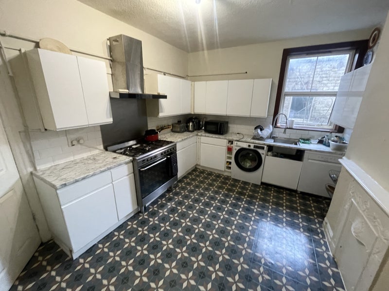 'Spacious DBL Bedroom in 3bed (Zone 1)' Room to Rent from