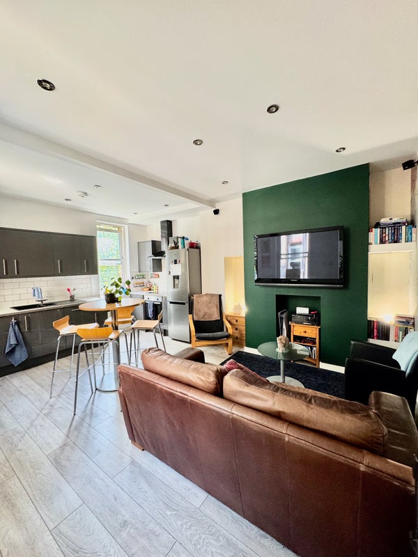 Photo 1: Open-Plan Kitchen/Living