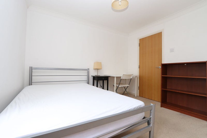 'On The Way To Bank/Tower Hill!! Double Single Use' Room to Rent from