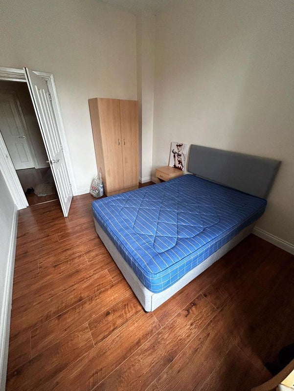 'Bedroom for rent in Sauchiehall Street flat' Room to Rent from SpareRoom