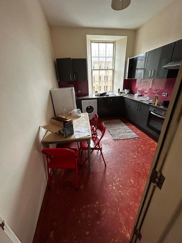 'Bedroom for rent in Sauchiehall Street flat' Room to Rent from SpareRoom