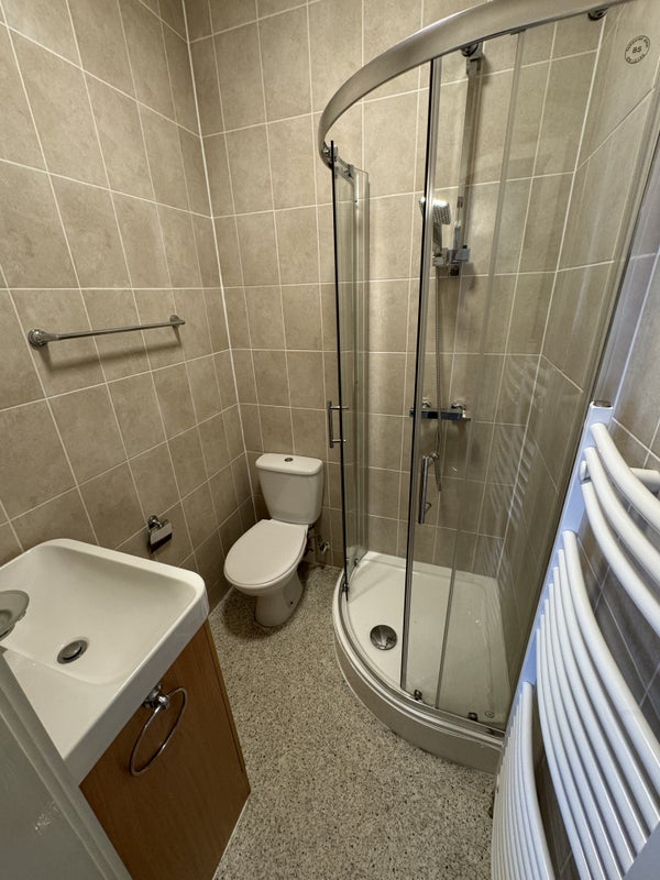 Photo 1: Room 10 Bathroom