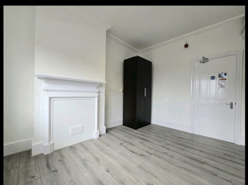 'Lovely Studio Flat in Criklewood' Room to Rent from SpareRoom