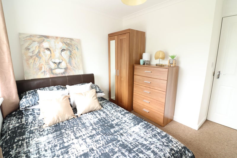 Photo 1: Similiar sized room with built in wardrobe