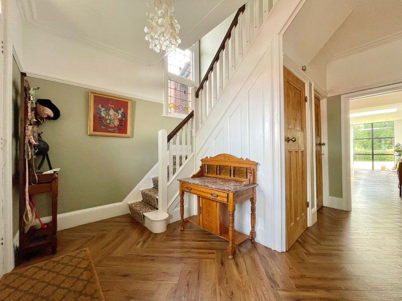 Photo 1: Entrance hall