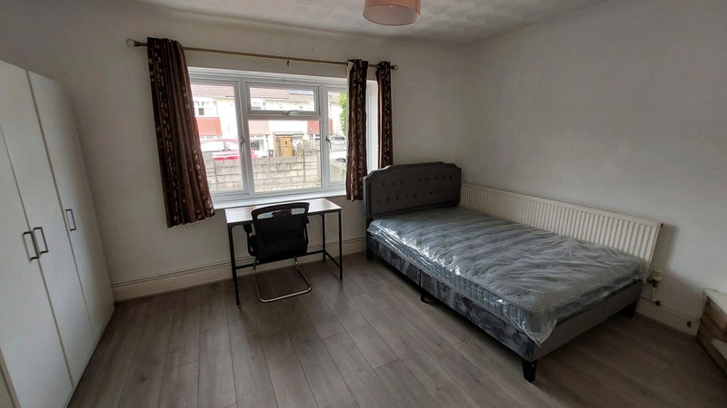 Photo 1: Double Bedroom 1 - £695 ( bills included)