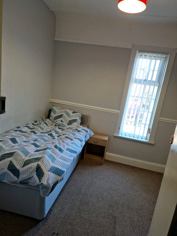 Photo 1: Single bedroom