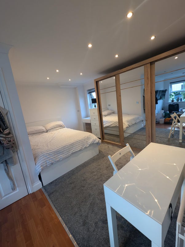 Photo 1: Bedroom