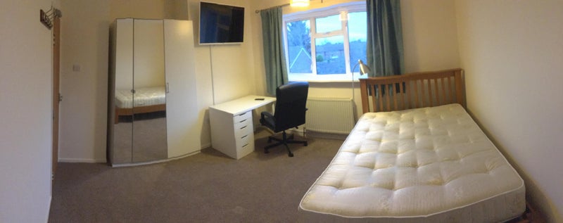 Photo 1: Double bedroom