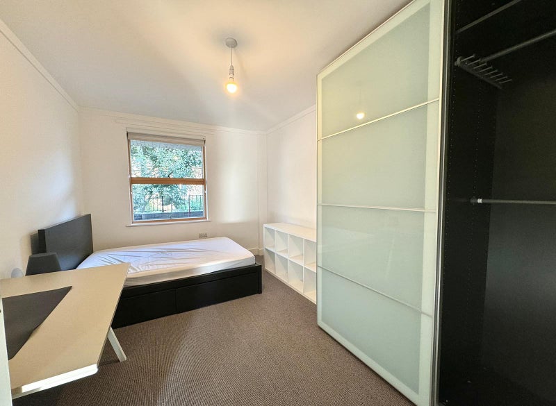 Photo 1: Bedroom 2