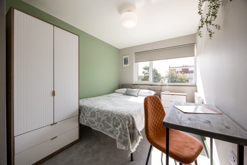 Photo 1: Room 5