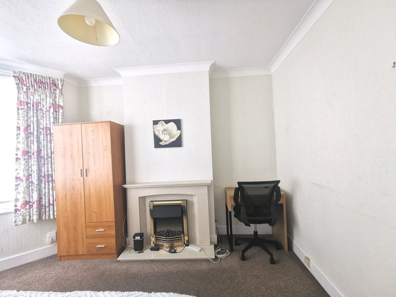 Photo 3: Furnished Room with Spacious Work station- hybrid office