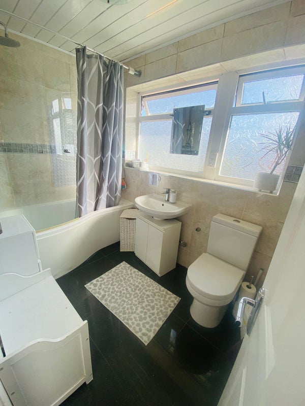 'Double Bedroom Available Luton Bramingham.' Room to Rent from SpareRoom