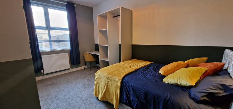 Photo 1: Room 2 - To Let