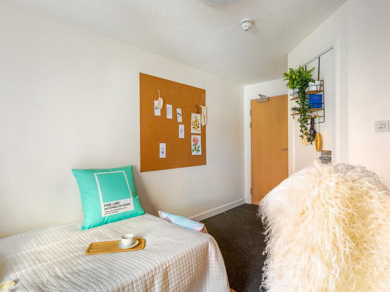 'Immediate room for rent (No Deposit)' Room to Rent from SpareRoom