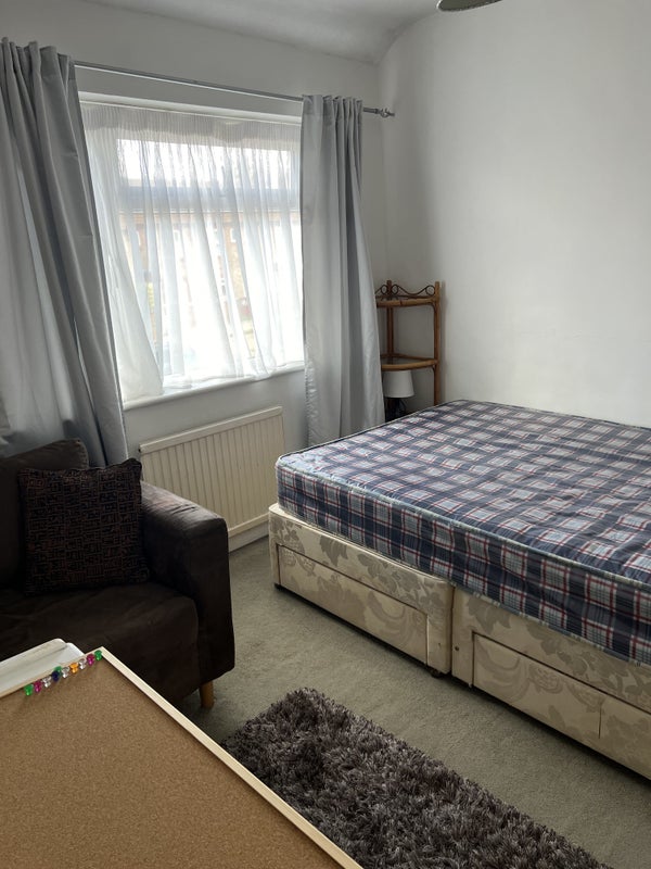 Photo 1: bedroom