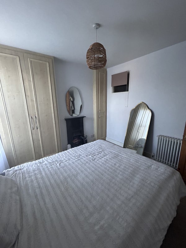 'Double bedroom in LU5 area of Dunstable ' Room to Rent from SpareRoom