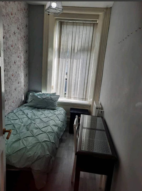Photo 1: £360 Available Room S