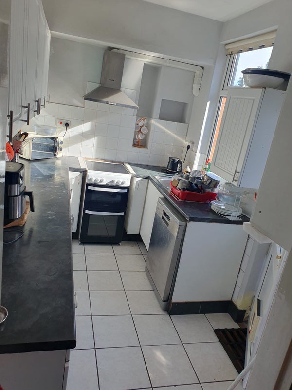 Photo 4: Kitchen