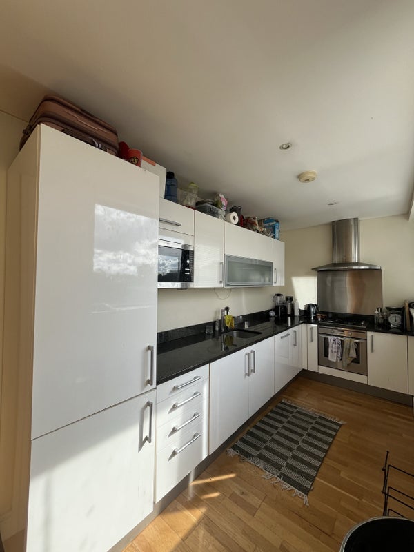 'MASSIVE, Dreamy Couples Room in De Beauvoir (F)' Room to Rent from